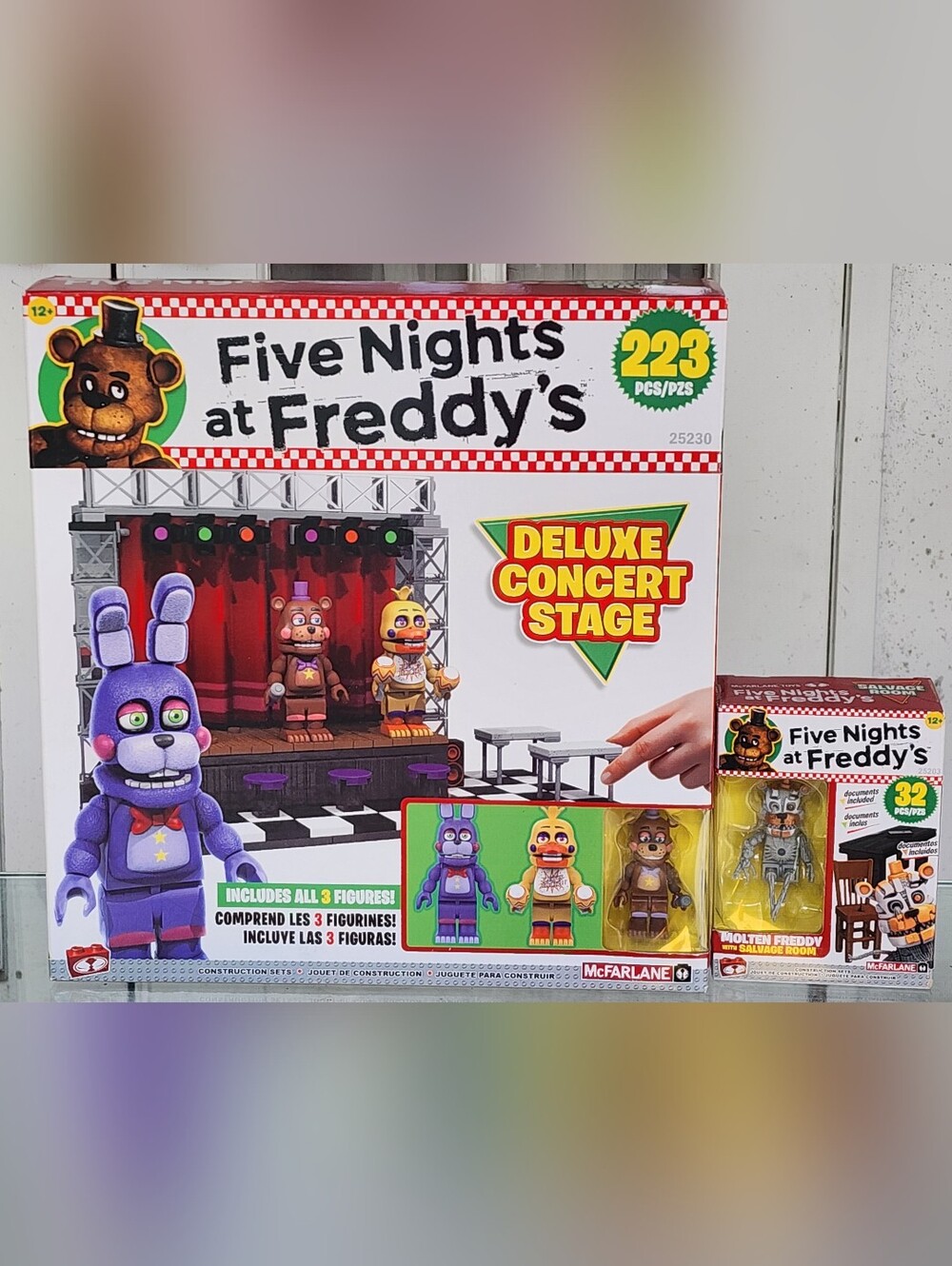 McFarlane Toys Five Nights at Freddy’s Deluxe Concert Stage, Molten Freddy Set